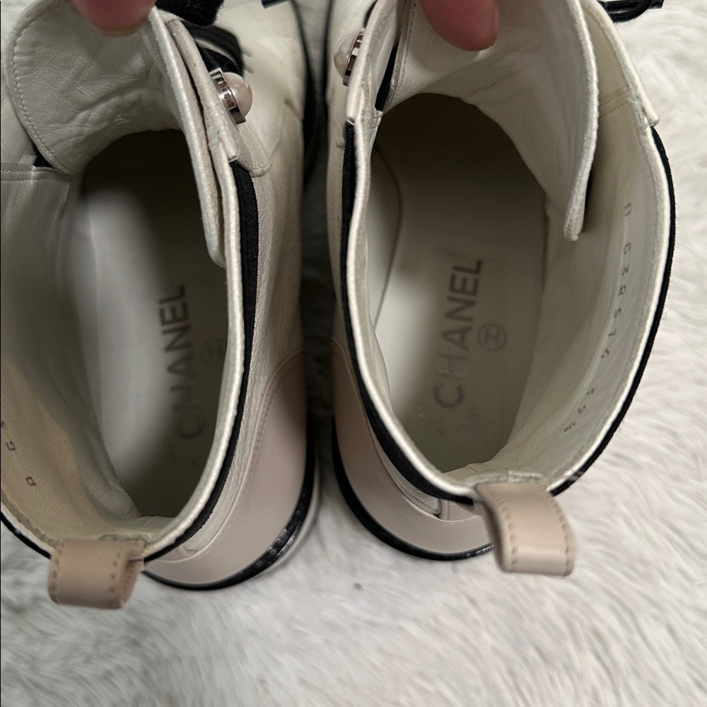 ❤️ AUTHENTIC! Chanel White Leather Lace Up Boots with Faux Pearl Detail - Picture 13 of 15